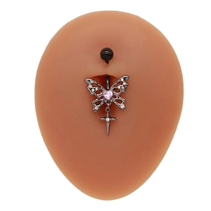 Détail du piercing nombril papillon avec gemme coeur rose et pendentif croix sur peau