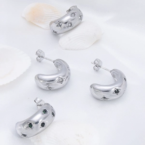 Boucles d'oreilles créoles C en acier inoxydable argenté avec pierres serties
