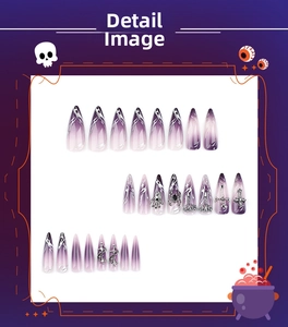 Dettaglio di unghie finte Stiletto Halloween con ragni e croci 3D in argento