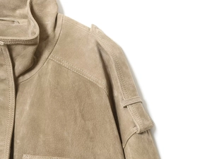Detailaufnahme der Nähte an Kragen und Schulter einer beigen Wildlederjacke