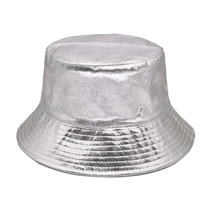 Détail d'un chapeau bob argenté avec texture métallique réfléchissante et coutures multiples