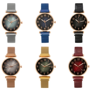 Détails de six montres à quartz avec bracelets en maille et cadrans à motif floral