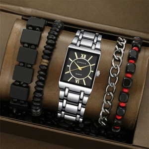 Primer plano de un elegante reloj cuadrado plateado para hombre con pulseras a juego