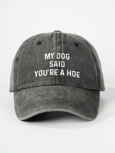 Dettaglio del berretto in denim grigio lavato con testo My Dog Said You're A Hoe