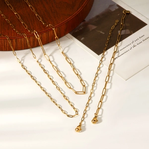 Détail d'un ensemble de chaînes trombones en acier inoxydable plaqué or 18 carats