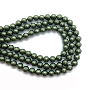 Dettaglio di perle finte verde scuro lucide per la creazione di gioielli fai-da-te