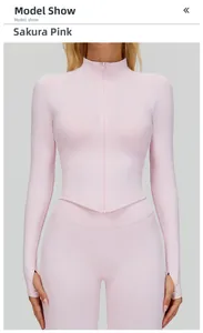 Détail de la manche de veste yoga rose avec passe-pouce et tissu de compression côtelé
