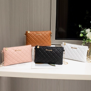 Sac à Épaule en Cuir PU Matelassé avec Chaîne pour Femme Sac Bandoulière Enveloppe Tendance avec Logo en Métal Petit Sac de Messager