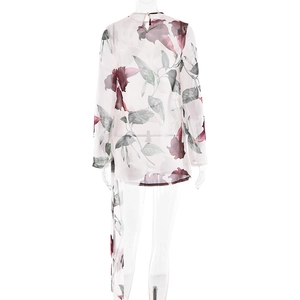Détail du dos d'une blouse en mousseline fleurie transparente à manches longues et fente