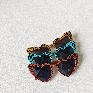 Fashionable heart-shaped leopard print children's sunglasses with UV400 protection