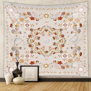 Details eines Bohème-Wandteppichs mit Sonnen- und Mond-Mandala an einer neutralen Wand