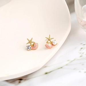 Detailaufnahme von Seestern-Ohrringen mit rosa Muschel, Perle und Kristallen