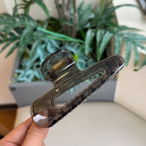 Pinza per capelli classica grande grigio scuro traslucido con design a goccia