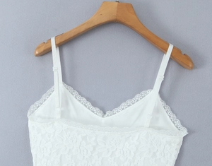 Détail de la dentelle florale blanche et bordure cil sur cette robe sexy à col en V