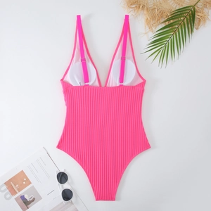 Dettaglio del costume rosa con scollo a V, trama a costine e spalline sottili regolabili