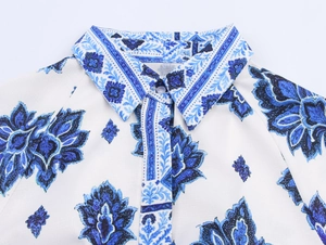 Detalle del cuello de solapa en vestido camisero de algodón y lino blanco y azul