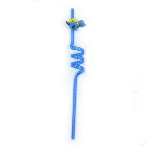 Détail d'une paille spirale bleue avec une figurine de dinosaure en silicone bleu et jaune