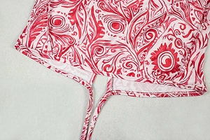 Détail du tissu à imprimé floral rouge avec couture fine et fermeture à lacets