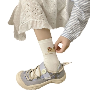 Chaussettes japonaises en coton beige avec broderie chien et baskets à carreaux mauves