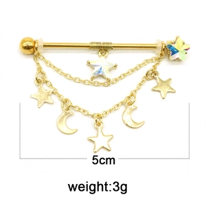 Piercing industriale dorato con ciondoli a stella e luna e perla a stella multicolore