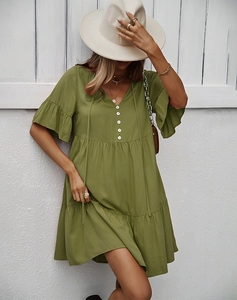Détail de robe col en V vert armée avec manches à volants et ceinture nouée