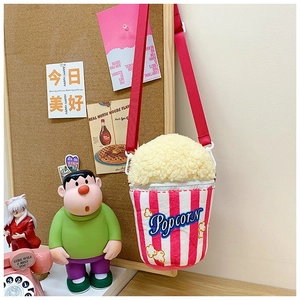 Gros plan détaillé du sac en peluche popcorn avec rayures rouges et blanches et texture