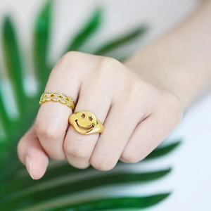 Set di anelli d'oro minimalisti con fascia in zircone e anello con sigillo smiley