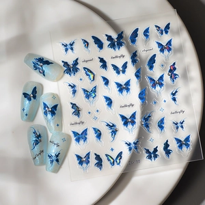 Adesivi per unghie farfalla blu olografica 3D con elegante sfumatura scintillante