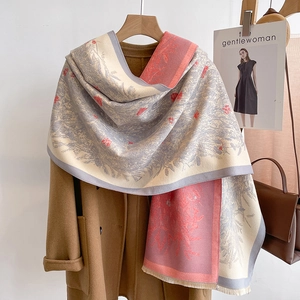 French vintage daisy scarf shawl in thick cashmere-like fabric with long tassels