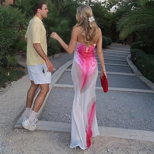 Détail d'une robe fleurie en tulle montrant la texture transparente sous le soleil