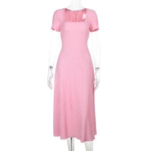 Détail de la robe rose à col carré avec texture côtelée et manches courtes