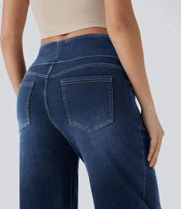 Detailansicht der High-Waist-Jeans mit weitem Bein, Gesäßtaschen und gelben Nähten