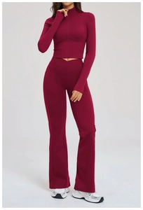 Dettaglio del set yoga rosso vino con giacca slim con zip e leggings a zampa d'elefante