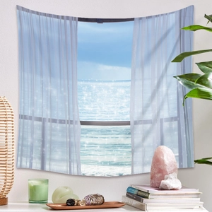 Détail de la tapisserie vue mer avec vagues et rideaux blancs sur un mur de chambre