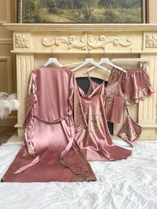 Détail d'un ensemble pyjama 5 pièces en satin rose avec élégant imprimé de cerises