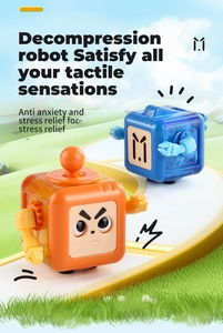 Robot giocattolo antistress blu e arancioni posizionati su una strada a fumetti