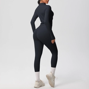 Vue latérale de l'ensemble de yoga noir à manches longues avec legging taille haute