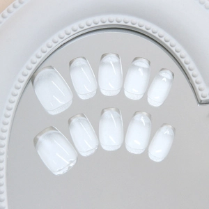 Melkwitte cat-eye kunstnagels in lange doodskistvorm met een glanzende jelly-look