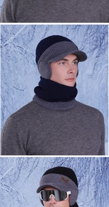 Détail du bonnet en tricot et cache-col d'hiver avec lunettes de ski sous la neige