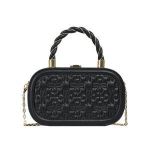 Bolso de mano negro tipo caja con relieve texturizado y asa espiral dorada para mujer