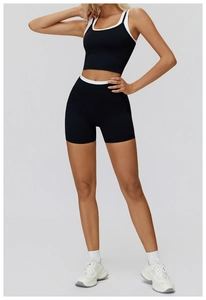 Détail du short de yoga taille haute avec bordure contrastée et tissu côtelé respirant