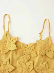 Vue détaillée du haut caraco jaune avec fleurs 3D et bretelles réglables de précision