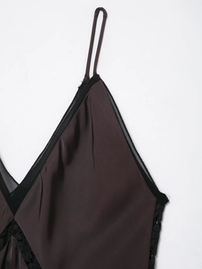 Dettaglio del top in raso marrone scuro con pizzo nero e spalline sottili