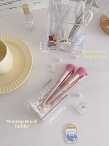Organisateur en acrylique transparent pour papeterie et pinceaux sur un bureau chic