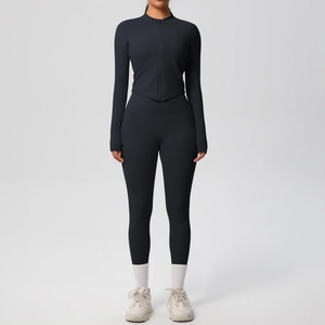 Détail de l'ensemble de yoga noir avec legging taille haute et veste zippée