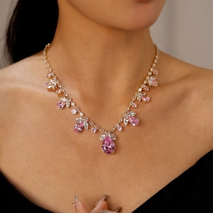 Détail d'un collier de luxe avec pendentif fleur en zircon rose porté sur le cou