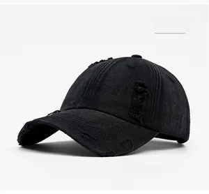 Détails d'une casquette en denim avec bords effilochés et tissu déchiré usé
