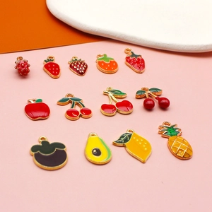 Détail de breloques en alliage aux motifs de fruits colorés comme fraise et cerise