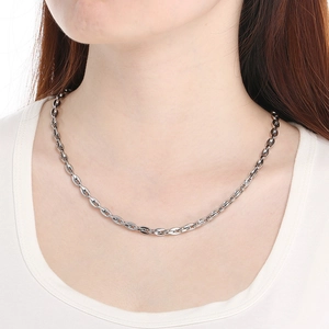 Close-up of a silver stainless steel oval bamboo link chain necklace on a model's neck