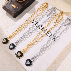 Collana in acciaio placcato oro 18k con ciondolo a cuore in smalto nero e zircone
